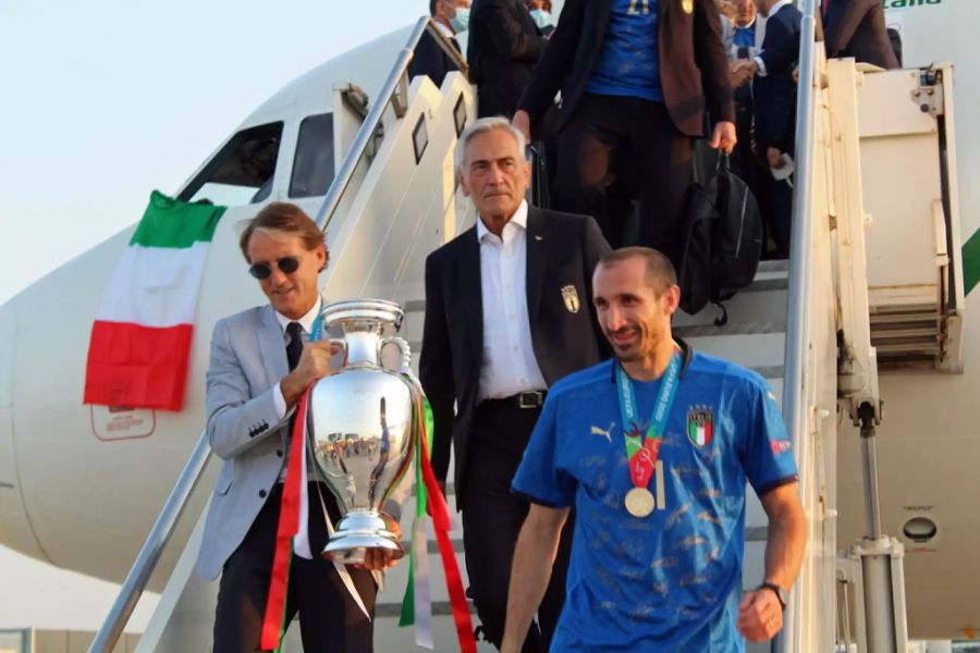 Spieler und Trainer steigen mit dem EM-Pokal aus dem Flugzeug.