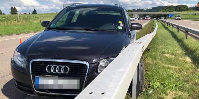 Das Auto geriet zu weit nach links und prallte in die Mittelleitplanke, wo es zum Stillstand kam. Unfall