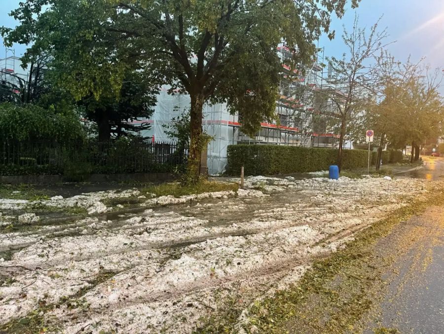 An gewissen Stellen in Zürich liegt im vergangenen Juli der Hagel wie Schnee auf den Strassen.