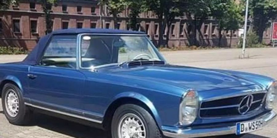 Dieser Mercedes 280 SL, Baujahr 1970, war im vergangenen September in Düsseldorf gestohlen worden. Foto: Polizei/dpa