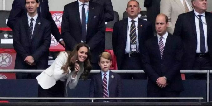 Kate mit Sohn George und Gatte Prinz William im Wembley-Stadion. kate middleton