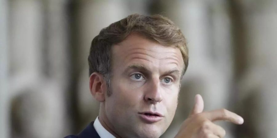 Das Impfzertifikat von Frankreichs Präsident Emmanuel Macron ist im Internet aufgetaucht. Foto: Francois Mori/POOL AP/dpa