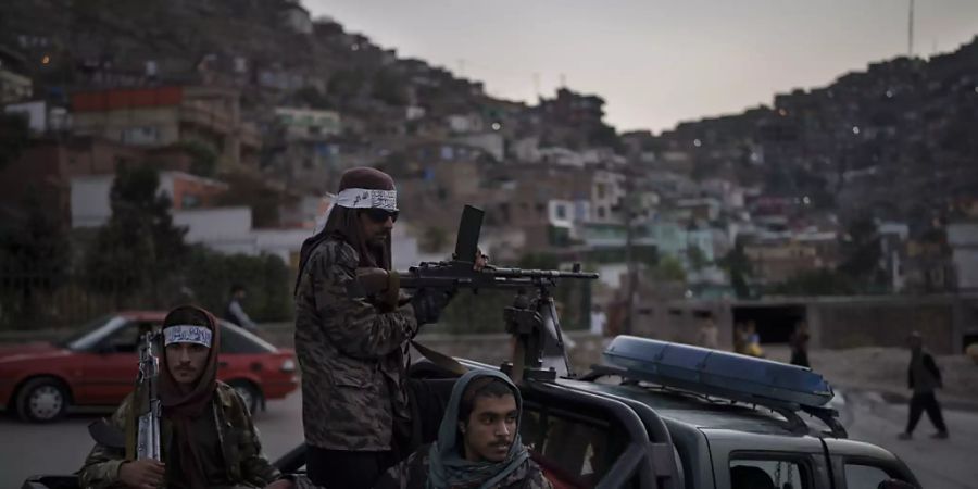 Kämpfer der Taliban sitzen auf der Ladefläche eines Pickups in Kabul. Foto: Felipe Dana/AP/dpa