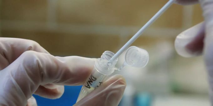 Wie weit sollen Ermittlungsbehörden gehen dürfen? Der Ständerat stellt sich am Mittwoch die Frage, ob aus DNA-Spuren künftig etwa die Haar- und Augenfarbe, das Alter oder die biogeografische Herkunft herausgelesen werden dürfen. (Symbolbild) Wie weit sollen Ermittlungsbehörden gehen dürfen? Der Ständerat stellt sich am Mittwoch die Frage, ob aus DNA-Spuren künftig etwa die Haar- und Augenfarbe, das Alter oder die biogeografische Herkunft herausgelesen werden dürfen. (Symbolbild)