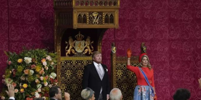 Maxima, Königin der Niederlande, und Mitglieder des Parlaments stehen für einen dreifachen Salut vor Willem-Alexander, König der Niederlande. Foto: Peter Dejong/AP/dpa Maxima, Königin der Niederlande, und Mitglieder des Parlaments stehen für einen dreifachen Salut vor Willem-Alexander, König der Niederlande. Foto: Peter Dejong/AP/dpa