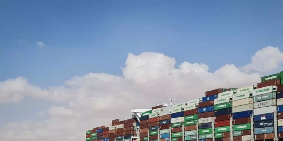 Ein Schlepper bei den Bemühungen zur Freilegung vom Containerschiff «Ever Given». Foto: Samuel Mohsen/dpa