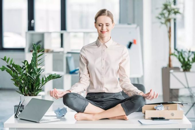 Gelingt Ihnen die Meditation nicht von alleine, lassen Sie sich von einem erfahrenen Psychologen oder Kursleiter helfen. Meditation