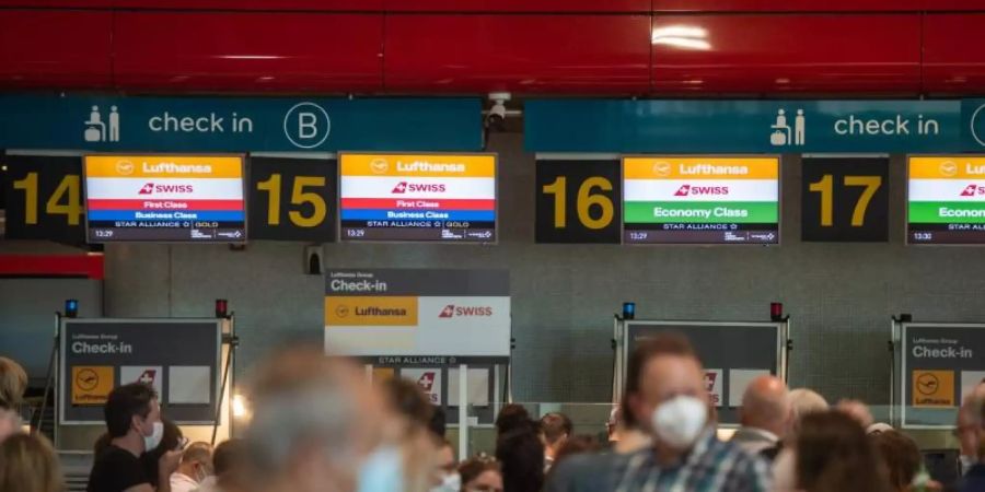 Reisende an einem Lufthansa-Schalter am Flughafen von Lissabon. Foto: Paulo Mumia/dpa