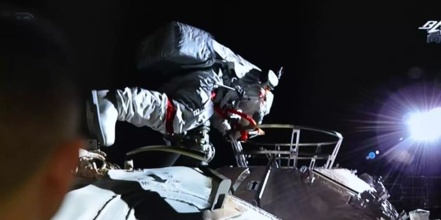 Fernsehbild der Live-Übertragung des Weltraumspaziergangs der beiden chinesischen Astronauten. Foto: Sheldon cooper/SOPA Images via ZUMA Wire/dpa