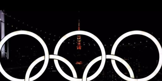 Die Olympischen Ringe in der Nacht. Foto: Wang Lili/XinHua/dpa Die Olympischen Ringe in der Nacht. Foto: Wang Lili/XinHua/dpa
