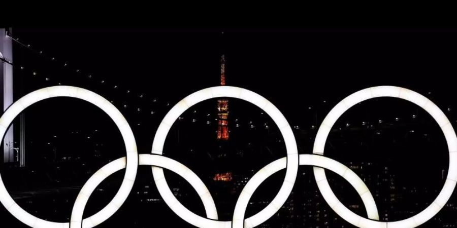 Die Olympischen Ringe in der Nacht. Foto: Wang Lili/XinHua/dpa