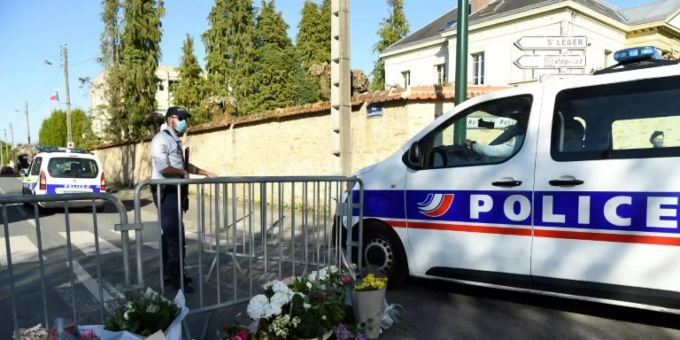 Blumen für die im April getötete Polizeimitarbeiterin in Rambouillet Blumen für die im April getötete Polizeimitarbeiterin in Rambouillet