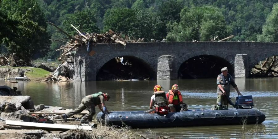 Einsatzkräfte nutzen ein Schlauchboot zum Überqueren der Ahr