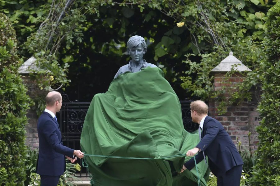 Prinz Harry und William enthüllten gestern die Diana-Statue: zum Ärger der Fans ohne Liveübertragung.