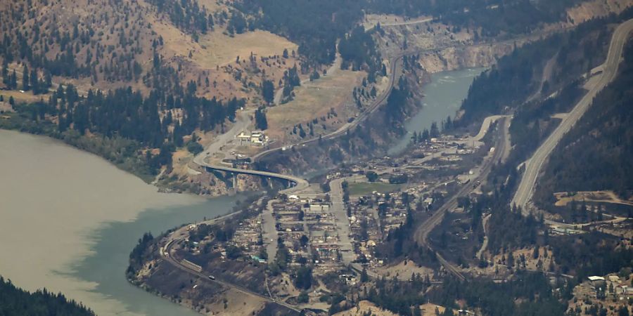 Durch ein Lauffeuer zerstörte Gebäude sind in Lytton, Kanada, zu sehen. Ein Waldbrand zwang die Bewohner dazu, aus ihrer Kleinstadt in British Columbia zu fliehen. Foto: Darryl Dyck/The Canadian Press/dpa