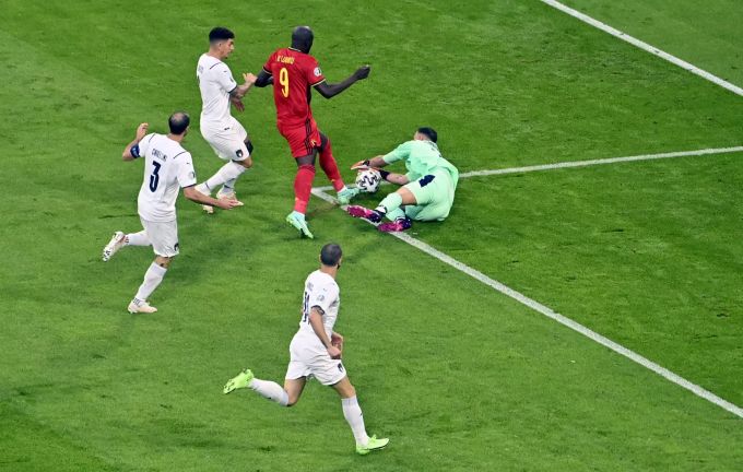 Romelu Lukaku kämpft sich im Viertelfinal der Euro 2020 durch Italiens Defensive. Euro 2020 Italien Belgien