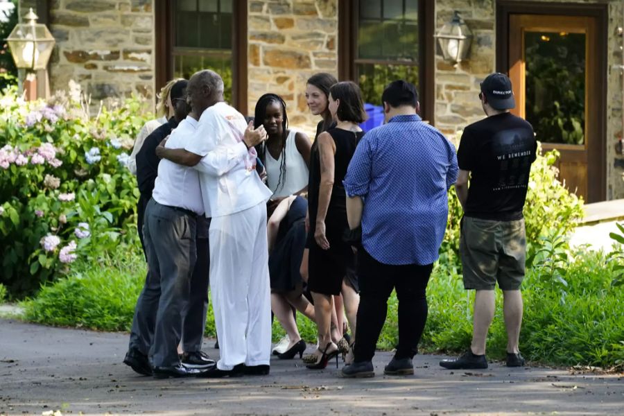 Bill Cosby bedankt sich bei seinem Anwaltsteam, als er in seinem Zuhause in Philadelphia ankommt.