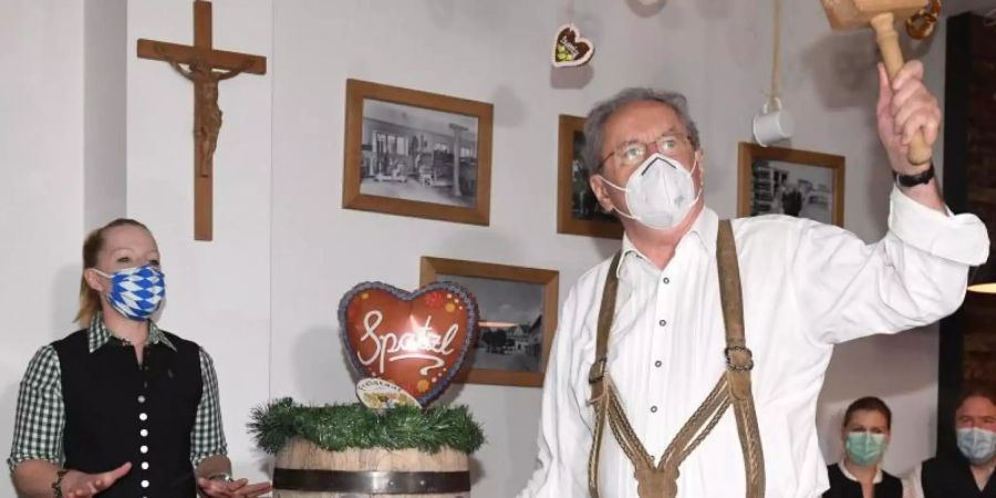 Schon im vergangenen Jahr hat Christian Ude (SPD), Ehrenbürger der Stadt München und ehemaliger Münchner Oberbürgermeister, das erste Fass der Wirtshauswiesn angezapft. Foto: Felix Hörhager/dpa