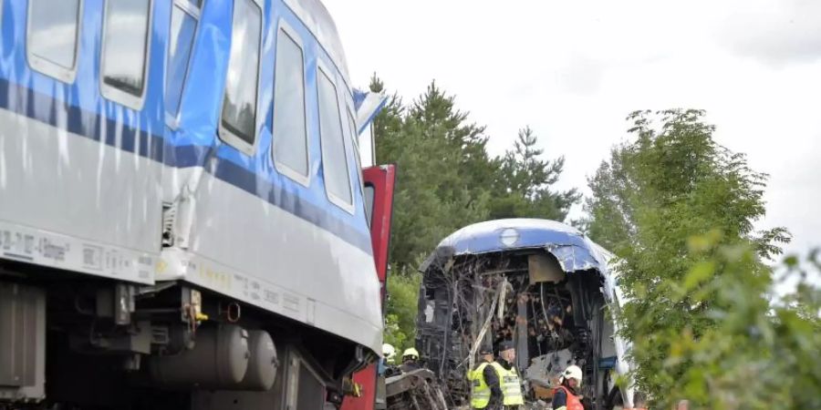 Die Führerstände der Lokomotive und des Triebwagens wurden völlig zerstört und tief eingedrückt. Foto: Chaloupka Miroslav/CTK/dpa