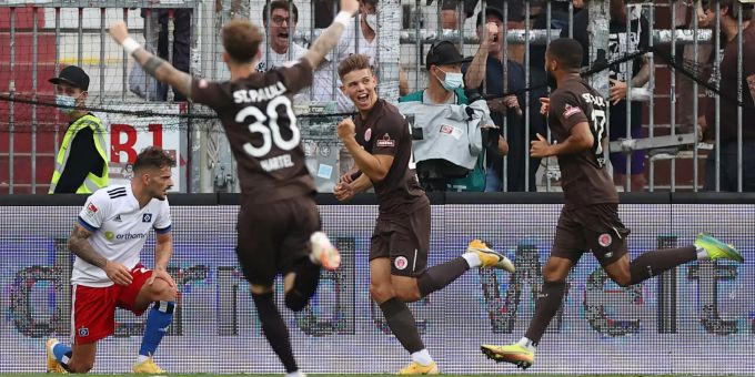 St. Paulis Fin Ole Becker (2.vr) bejubelt sein Tor zum 1:0 gegen Stadtrivale HSV. Hamburger SV