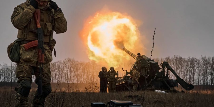 Ukrainische Soldaten feuern in Bachmut auf russische Stellungen. Die Wagner-Söldnergruppe spielt bei den Kämpfen um die Stadt weiter eine zentrale Rolle. Foto: Libkos/AP/dpa