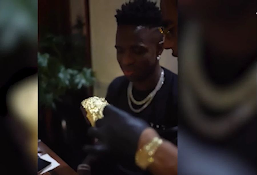 Vinicius Junior betrachtet sein Goldsteak im Nusr-Et.