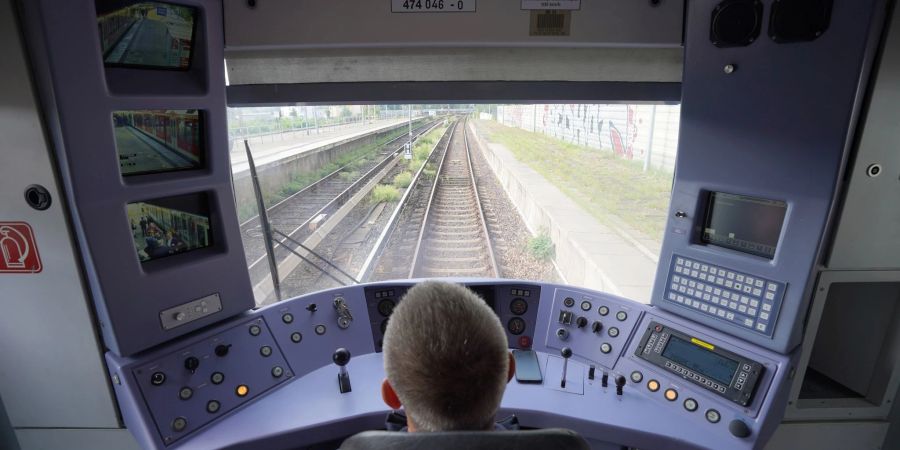 Ein Lokführer kontrolliert im Führerstand einer digitalen S-Bahn der Linie S2 auf dem Weg von Bergedorf in Richtung Berliner Tor in Hamburg die Fahrt.