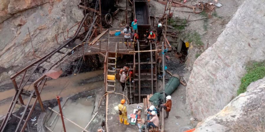 Rettungskräfte und Arbeiter am Eingang einer Kohlemine im indonesischen Sawahlunto bei der Suche nach Opfern.