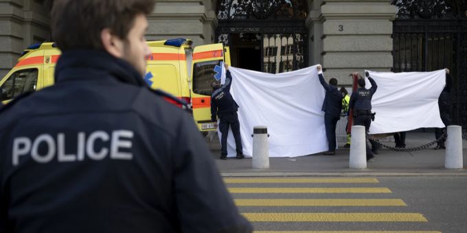 Fedpol-Beamte halten weisse Tücher hoch, währenddem Nationalrätin Sarah Wyss (SP/BS) in die Ambulanz geladen wird, am 8. Dezember 2022 vor dem Bundeshaus in Bern. Sarah Wyss Ambulanz