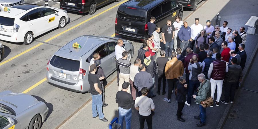 Taxichauffeure protestieren im Oktober 2022 am Flughafen in Genf gegen die weitere provisorische Zulassung von Uber. (Archivbild)