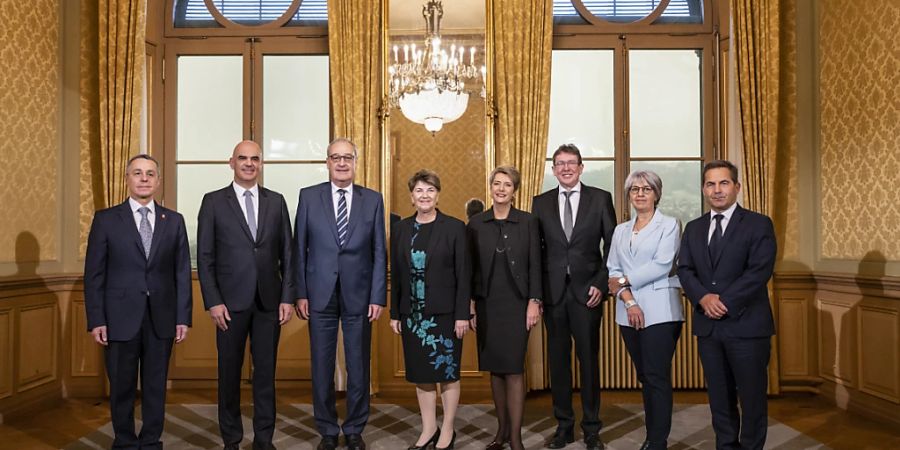 Der neu zusammengesetzte Bundesrat diskutiert am Donnerstagnachmittag über die Verteilung der sieben Departemente.