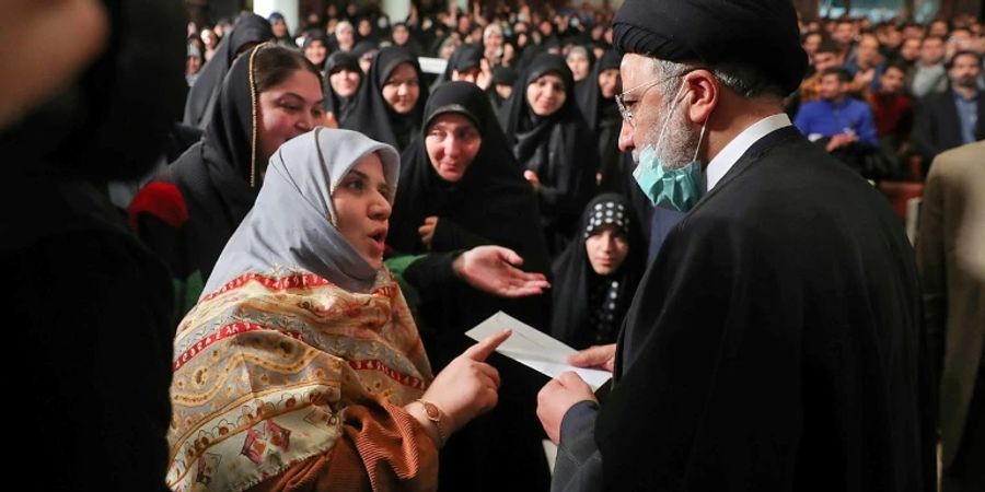 Raisi bei seinem Besuch an der Universität Teheran