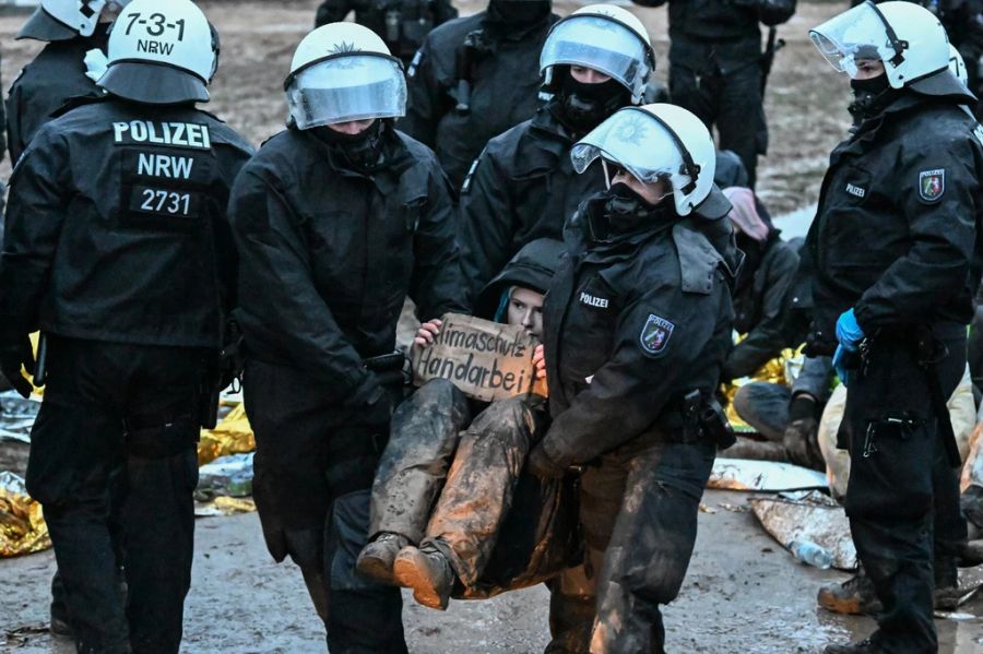 Sie wurde von Polizisten weggetragen.