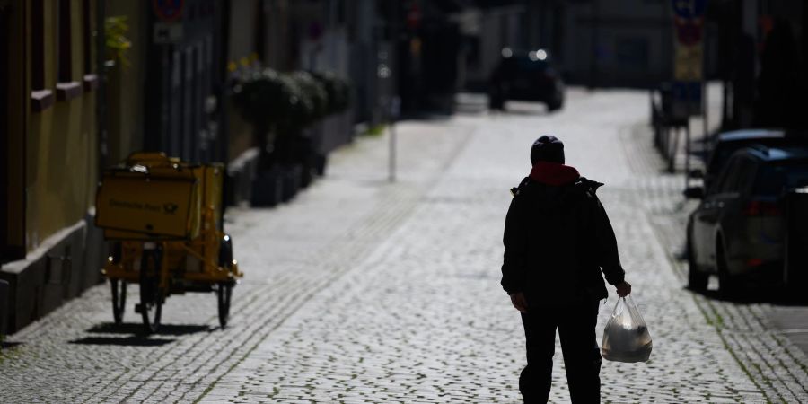 Wer im Homeoffice arbeitet und in der Mittagspause zum Supermarkt geht, ist auf dem Weg dorthin nicht gesetzlich unfallversichert.