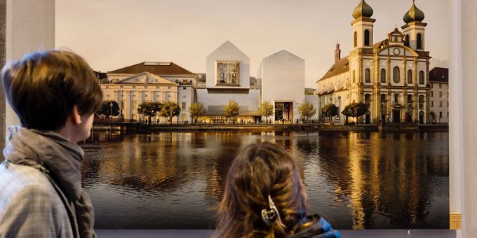 Zwei Personen betrachten das Siegerprojekt des Architekturwettbewerbs für das Neue Luzerner Theater. neues luzerner theater