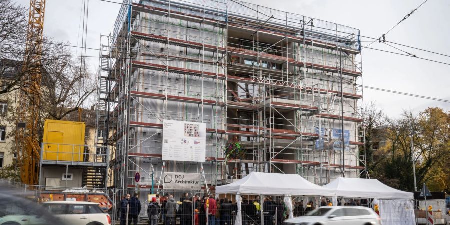 Das Wohnhaus an der Friedberger Landstrasse in Frankfurt wurde von der Wohnbaugenossenschaft in Frankfurt am Main (WBG) für die Wohngruppe «Gemeinsam Suffizient Leben» errichtet.