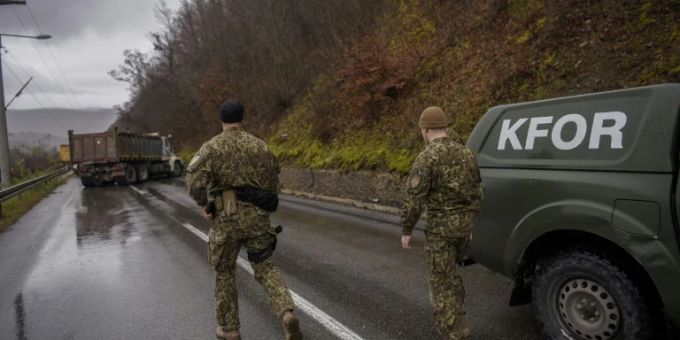 Soldaten der Nato-Mission Kfor inspizieren eine der blockierte Strassen serbien Kosovo krieg