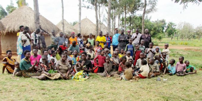 Musa Hasahya (letzte Reihe, r) auf seinem Hof mit seiner Familie. Musa Hasahya hat über 100 Kinder mit 12 Ehefrauen. Uganda