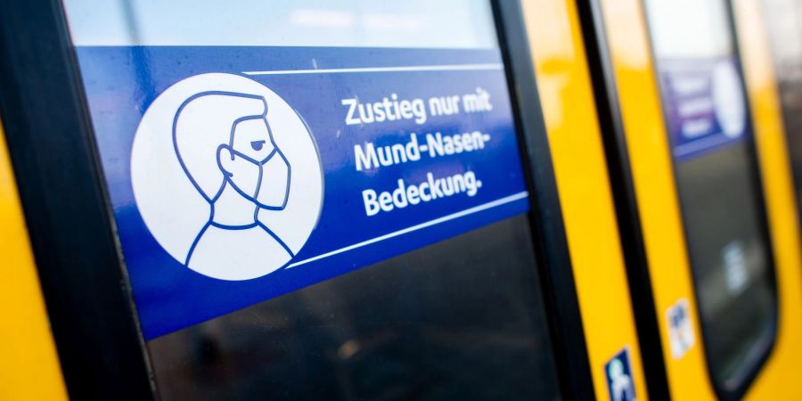 Ein Schild mit der Aufschrift «Zustieg nur mit Mund-Nasen-Bedeckung.» klebt an der Zugtür einer Regio-S-Bahn der NordWestBahn im Hauptbahnhof.