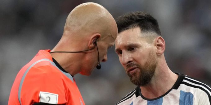 WM-Final-Schiedsrichter Szymon Marciniak (l.) bespricht sich mit Lionel Messi. Szymon Marciniak WM 2022