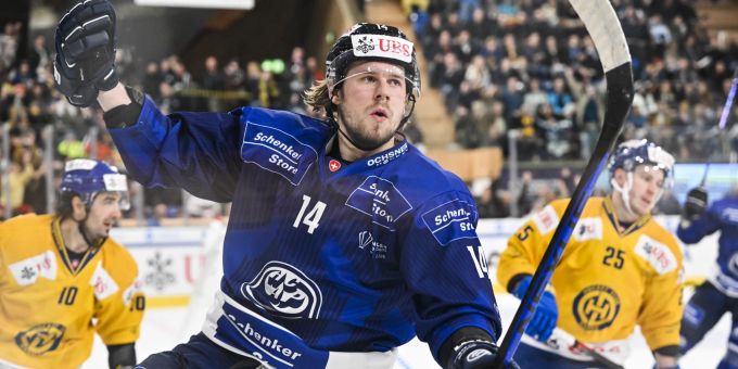Ambri's Filip Chlapfik sorgt im Halbfinal des Spengler Cup gegen Davos mit dem 3:0 für die Vorentscheidung. HC Davos