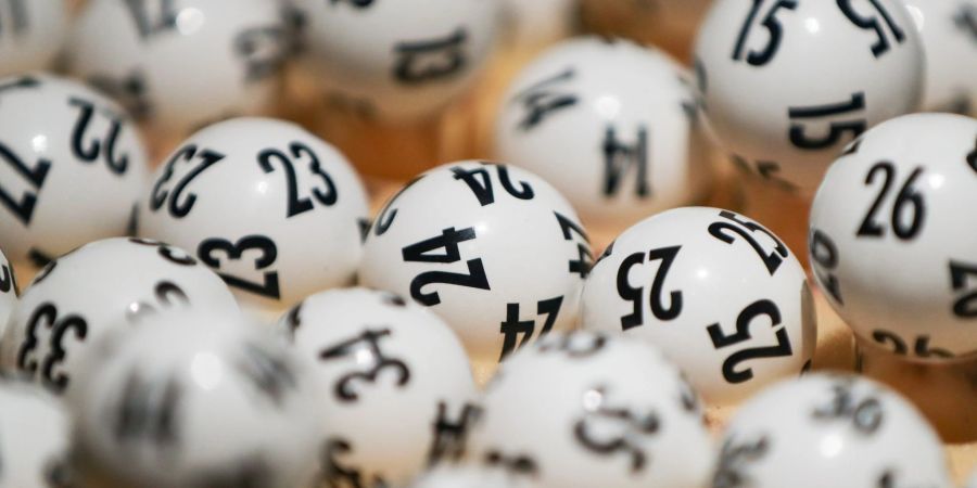 Die Lottokugeln haben einer 79-Jährigen aus Oberbayern Glück gebracht.