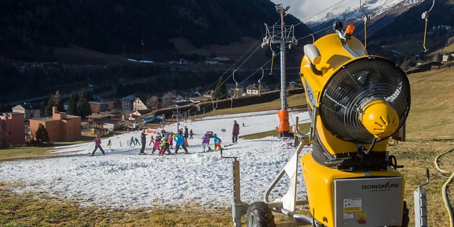 Insbesondere tiefergelegene Skigebiete sind wegen des Klimawandels zunehmend auf Schneekanonen angewiesen. (Archivbild)
