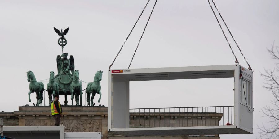 Am Brandenburger Tor haben die Aufbauarbeiten für die ZDF-Silvester-Party begonnen.