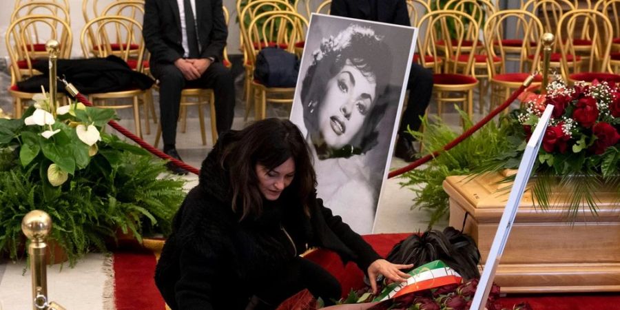Italienerinnen und Italiener können sich in Rom an ihrem Sarg von Gina Lollobrigida verabschieden.