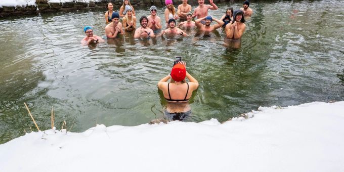 Mitglieder der Gruppe «Munich Hot Springs» baden bei eisigen Temparaturen und Schneefall in einem Nebenarm des Eisbachs im Englischen Garten in München. Mitglieder der Gruppe «Munich Hot Springs» baden bei eisigen Temparaturen und Schneefall in einem Nebenarm des Eisbachs im Englischen Garten in München.