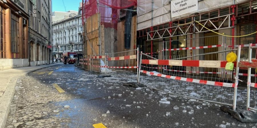 Wegen des Windes fielen an mehreren Stellen in der Stadt Eiszapfen von Dächern auf Strassen und Trottoirs.