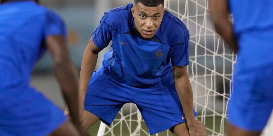 Frankreichs Kylian Mbappe dehnt sich.