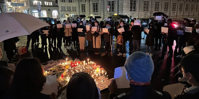 Rund 80 Menschen gedachten in Zürich den Opfern von Urumqi und kritisierten die Regierung. nau