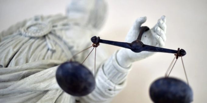 Waagschalen der Justitia Waagschalen der Justitia
